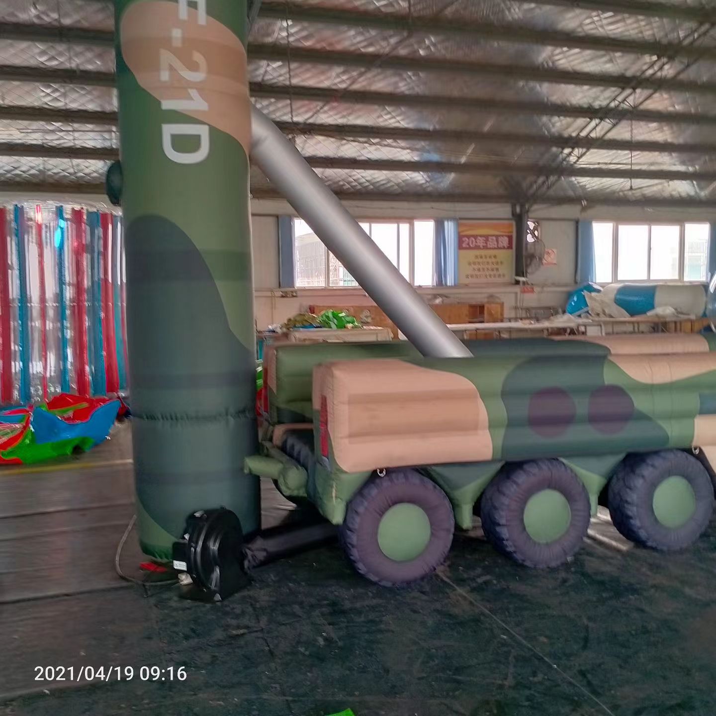 瓯海军事演习中的充气目标车辆：模拟发射车雷达车坦克飞机